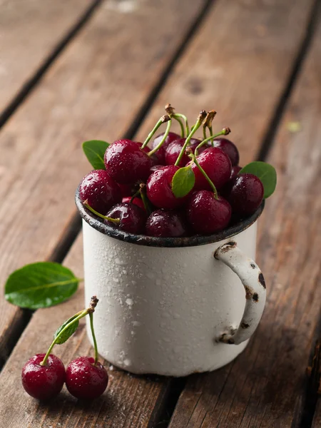 Ripe cherries in vintage cup — Stock Photo, Image