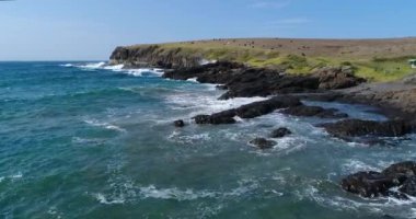 Avustralya 'da Yeni Güney Galler' in güney kıyısındaki Kiama yakınlarındaki Kaleula Tepesi 'ne çarpan dalgaların insansız hava aracı görüntüleri.