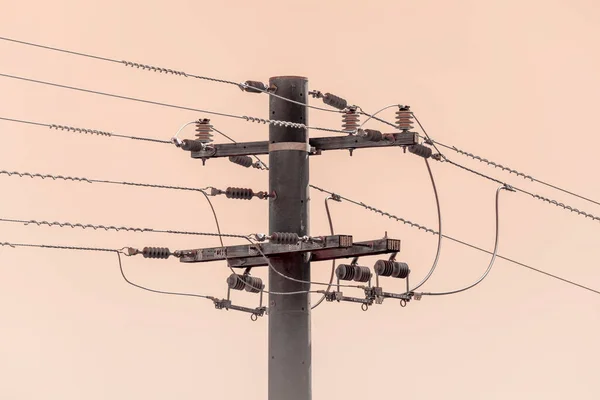 Fotografia Betonowego Słupka Telefonicznego Kabli Pomarańczowym Niebie — Zdjęcie stockowe