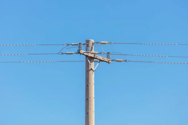 Beton Bir Telefon Direğinin Mavi Gökyüzüne Bağlı Kabloların Fotoğrafı — Stok fotoğraf