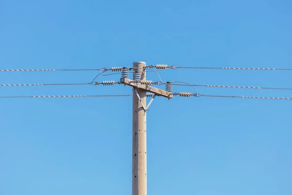 Fotografia Poste Telefone Concreto Cabos Contra Céu Azul — Fotografia de Stock