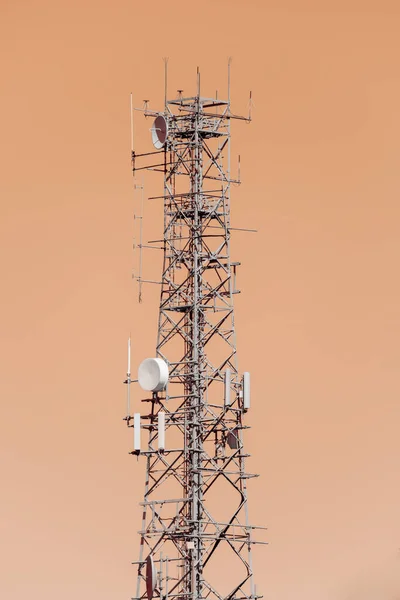 Fotografía Una Gran Torre Telecomunicaciones Acero Sobre Fondo Naranja Del — Foto de Stock