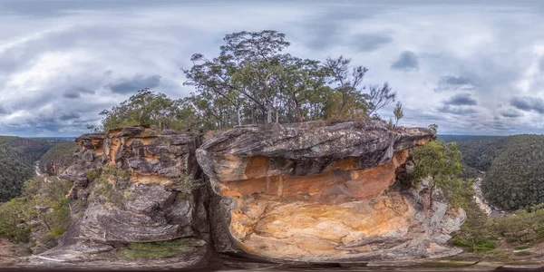 オーストラリアのニューサウスウェールズ州の青山脈の崖からグレンブルック クリークの球面パノラマ写真 — ストック写真