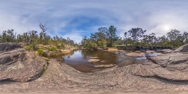 オーストラリアのニューサウスウェールズ州の青山脈のキャンプ場近くのメガロンクリークの球面パノラマ写真 — ストック写真