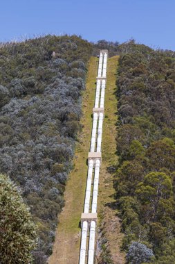 Avustralya 'nın Yeni Güney Galler' indeki Karlı Dağlar 'daki bir hidroelektrik santraline su sağlayan ikili boru hatlarının fotoğrafı.