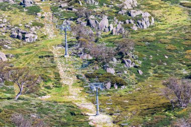 Avustralya 'nın Yeni Güney Galler' deki Karlı Dağlar 'daki Perisher Vadisi' ndeki bir kayak kaldırma sisteminin fotoğrafı.