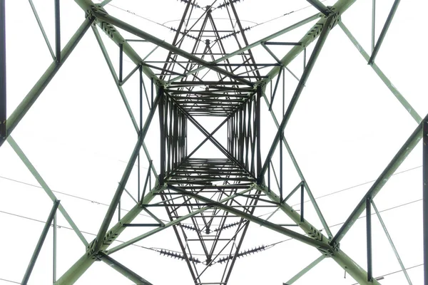 Фотография Смотрящая Внутрь Через Большую Стальную Электропередающую Башню Серое Облачное — стоковое фото