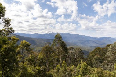 Avustralya 'nın Yeni Güney Galler bölgesindeki Karlı Dağlar' daki büyük bir dağ sırtı ve vadisinin fotoğrafı.