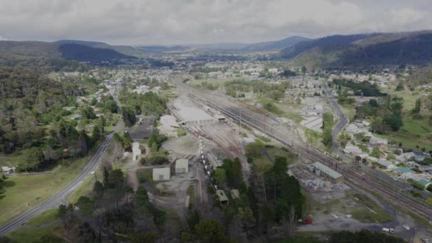 Drohnen Luftaufnahmen Der Lithgow Zug Und Eisenbahnwartungsanlage Einem Tal Der — Stockvideo