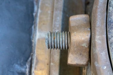 Bakır başlıklı cıvata ve fındıklı mavi yeşil kaplamalı bakır kaplama..