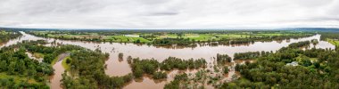 Avustralya 'nın Yeni Güney Galler bölgesindeki Hawkesbury' nin Yarramundi bölgesindeki Hawkesbury Nepean Nehri 'nde şiddetli sel baskınlarının insansız hava aracı fotoğrafı..