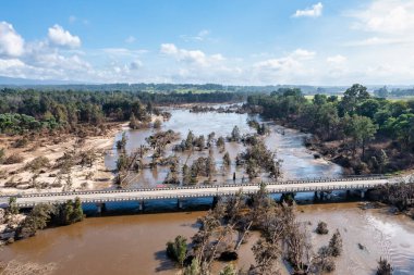 Avustralya 'nın Yeni Güney Galler bölgesinin Yarramundi bölgesindeki Nepean Nehri' nde şiddetli sel baskınlarının insansız hava aracı fotoğrafı..