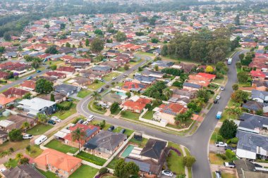 Avustralya 'nın New South Wales kentindeki Glenmore Park banliyösündeki yüksek yoğunluklu yerleşim yerlerinin insansız hava aracı fotoğrafı.