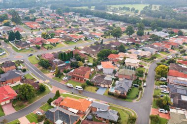 Avustralya 'nın New South Wales kentindeki Glenmore Park banliyösündeki yüksek yoğunluklu yerleşim yerlerinin insansız hava aracı fotoğrafı.