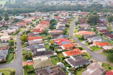 Avustralya 'nın New South Wales kentindeki Glenmore Park banliyösündeki yüksek yoğunluklu yerleşim yerlerinin insansız hava aracı fotoğrafı.