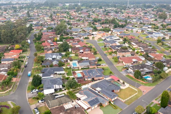 Avustralya 'nın New South Wales kentindeki Glenmore Park banliyösündeki yüksek yoğunluklu yerleşim yerlerinin insansız hava aracı fotoğrafı.