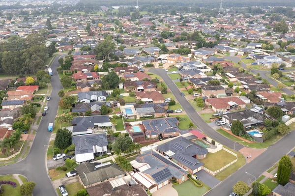 Drone Luchtfoto Van Woonhuizen Met Hoge Dichtheid Buitenwijk Glenmore Park Stockfoto