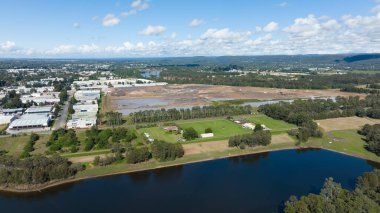 Penrith, New South Wales, Avustralya 'daki Uluslararası Regatta Merkezi yakınlarındaki sanayi binalarının insansız hava aracı fotoğrafları..