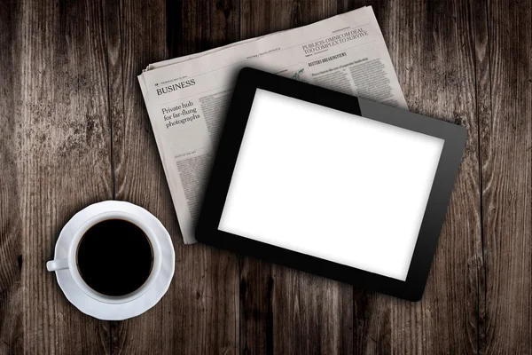 Antes del trabajo periódico, café y tableta — Foto de Stock