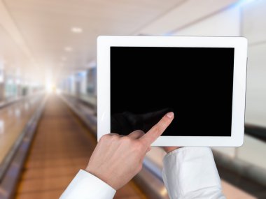 tablet kullanma Havaalanı - bulanık backgroundwoman havaalanında tablet kullanarak - bulanık arka plan kadının