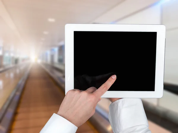 Mulher usando tablet no aeroporto - fundo embaçadoMulher usando tablet no aeroporto - fundo embaçado — Fotografia de Stock