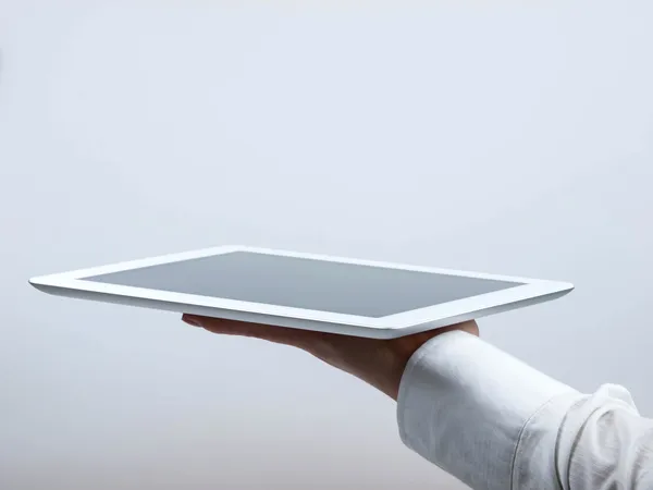 Tableta colocada en la mano como una bandeja —  Fotos de Stock