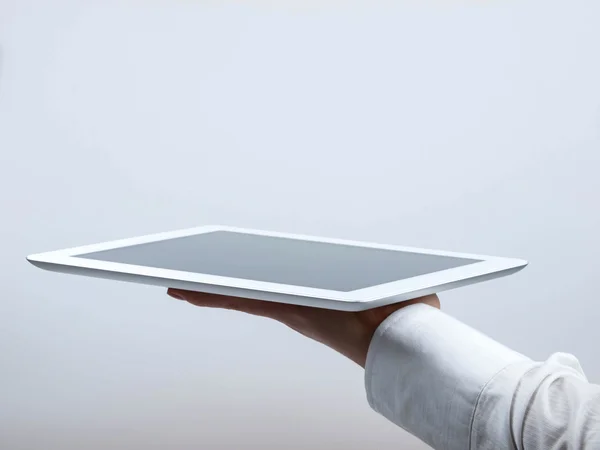 Tablette wie ein Tablett auf die Hand gelegt — Stockfoto