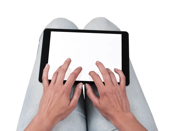 Femme écrit sur la tablette couchée sur les cuisses — Photo