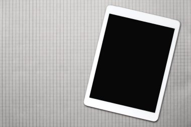 Beyaz tablet parçası üzerinde kareli