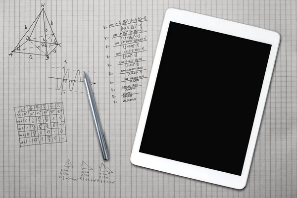 Tablette et croquis mathématiques sur une feuille de carré — Photo