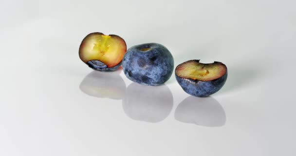 Blueberry Pada Latar Belakang Putih Berputar Searah Jarum Jam Samping — Stok Video