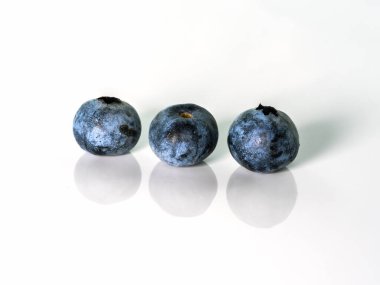 Beyaz arka planda yabanmersini. Beyaz arka planda yabanmersini. Tam alan derinliği