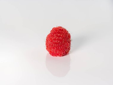 Beyaz arka plan üzerinde kesme izole olgun ahududu