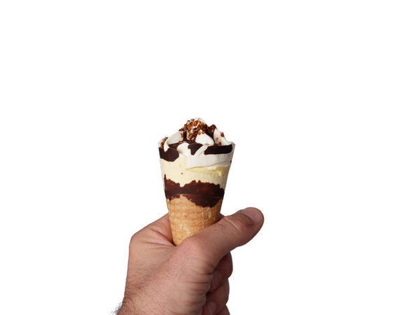 Шоколадное ореховое мороженое, держащееся в руке на белом фоне