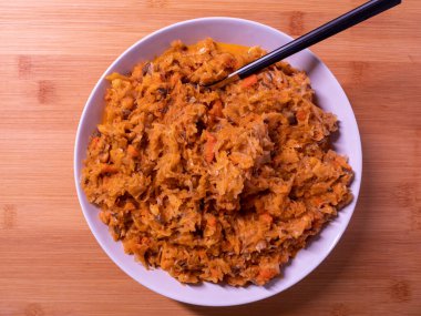 Bigos lahanası, tipik bir doğu mutfağı, beyaz tabaklar ve ahşap tabaklar üzerinde yenir.