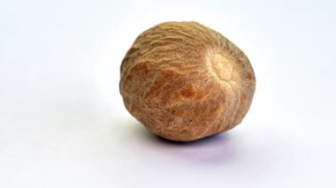 Beyaz arkaplanda hindistan cevizi, beyaz arkaplan etrafında dönüyor, çok fazla detay, 4k, makro