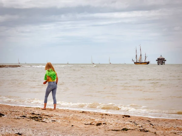 Rochelle France July 2022 Young Blonde Woman Walking Beach Sailing — Stock Photo, Image