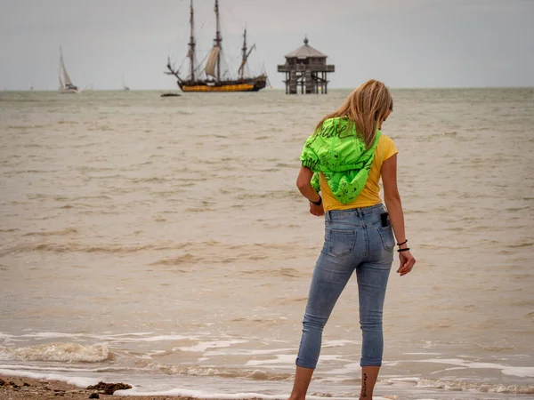 Rochelle France July 2022 Young Blonde Woman Walking Beach Sailing — Stock Photo, Image