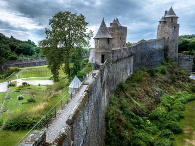 Fougeres, Fransa Temmuz 2022. Fransa 'nın Fougeres bölgesinin ortaçağ şatosu, dramatik gökyüzü