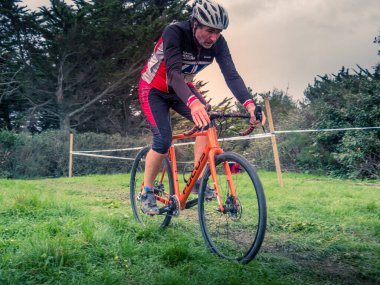 Ouistreham, Fransa Ekim 2022. Normandiya 'da Ouistreham plajında bisiklet sürmek..