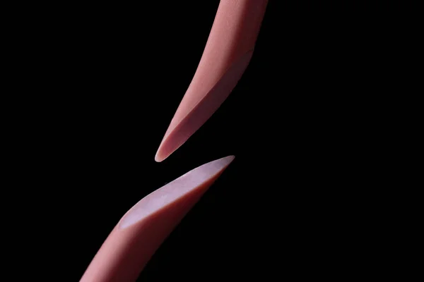 Dilimlenmiş haşlanmış sosis düşüyor. Viyana sosisi.