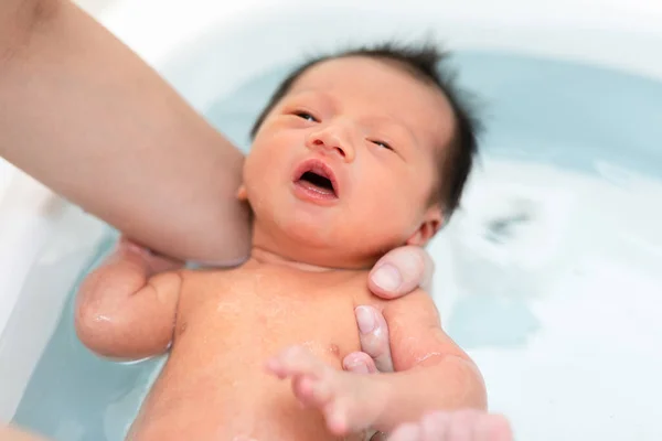 ความสงบของทารกแรกเก ดเอเช ยอาบน าในอ างอาบน อาบน กชายของเธอในน นของทารกแรกเก มในอ างอาบน — ภาพถ่ายสต็อก