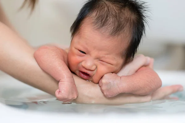 ความสงบของทารกแรกเก ดเอเช ยอาบน าในอ างอาบน อาบน กชายของเธอในน นของทารกแรกเก มในอ างอาบน — ภาพถ่ายสต็อก