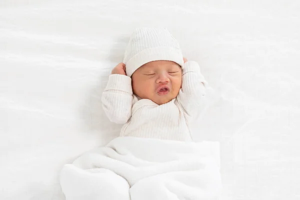 อปว กทารกแรกเก ความส ขนอนบนผ ขาว ยกม นปกป สะดวกสบายและความปลอดภ — ภาพถ่ายสต็อก