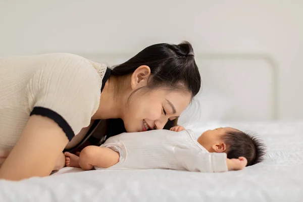 Indah Menarik Ibu Asia Mencium Perut Bayi Manis Dan Lovely — Stok Foto