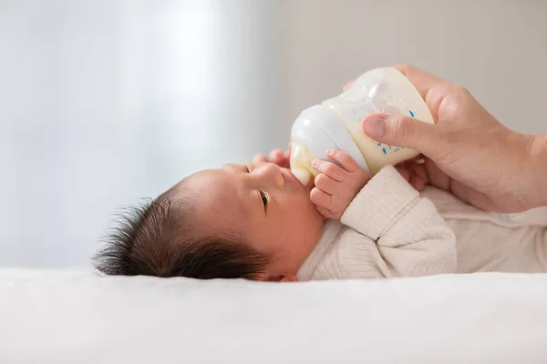 Tutup Tangan Ibu Memegang Botol Susu Bayi Yang Baru Lahir — Stok Foto