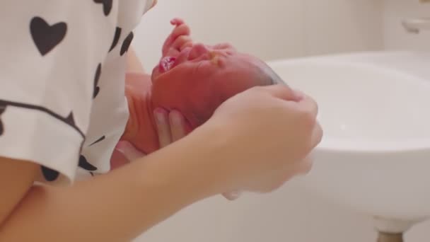 Ağlayan Asyalı Yeni Doğmuş Bebek Küvette Banyo Yapıyor Anne Oğlunu — Stok video