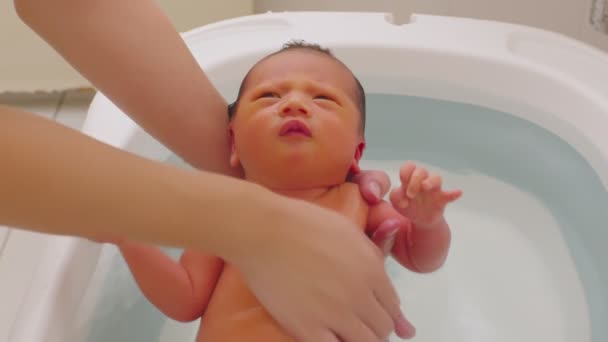 Calmo Bebê Recém Nascido Asiático Banhar Banho Bathtub Mother Seu — Vídeo de Stock