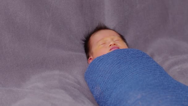 Schattig Slapende Pasgeboren Baby Ontspannen Een Blauwe Stretch Wrap Materiaal — Stockvideo