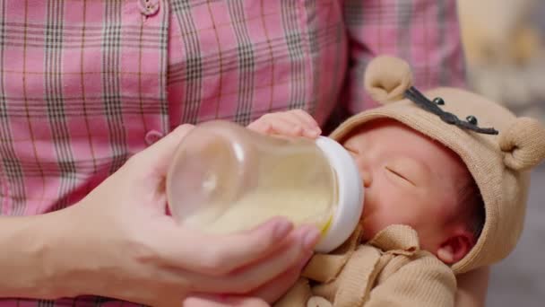 Nowo Narodzone Dziecko Pijące Mleko Butelki Ramionach Mamy Piękna Azjatycka — Wideo stockowe